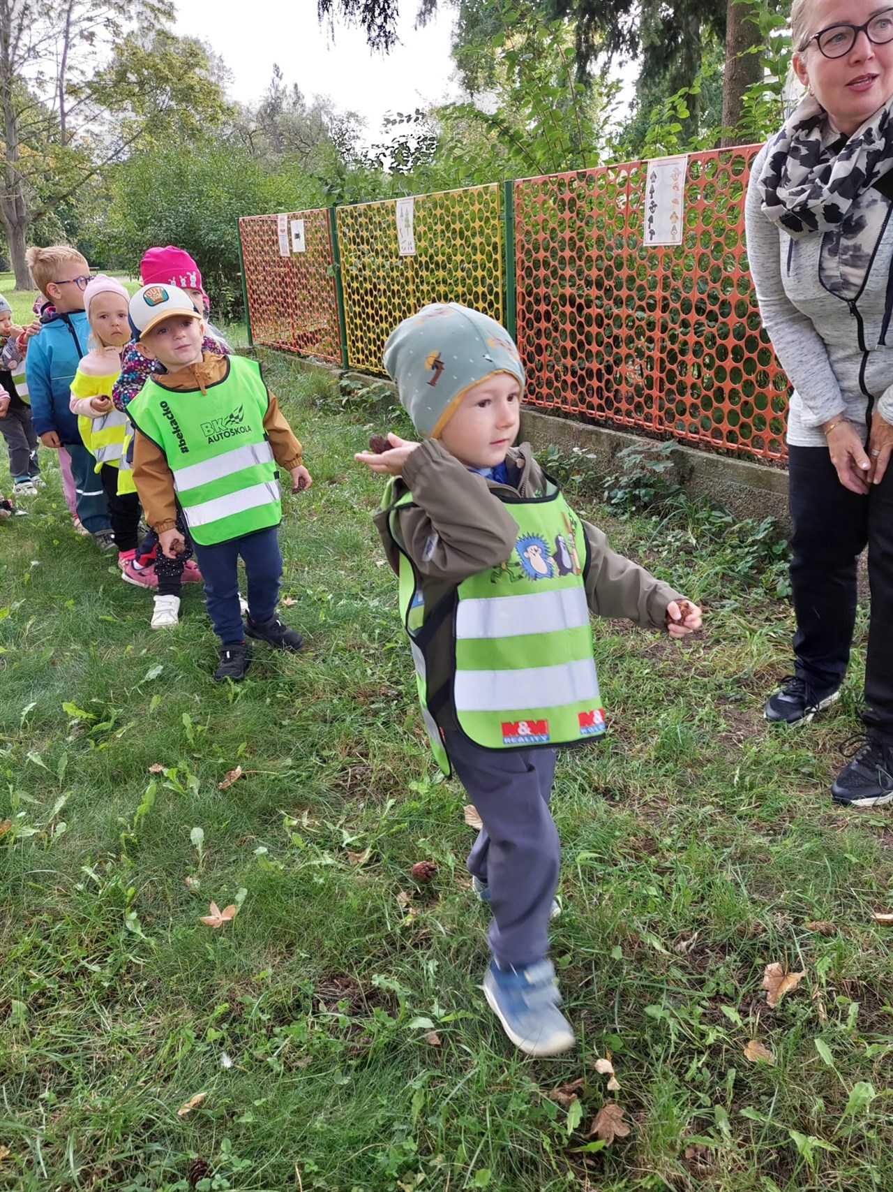 Podzimní plotovka - hod šiškou na strom
